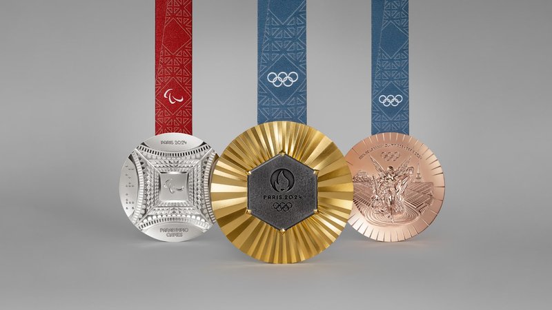 Паралимпийский спортсмен с медалью